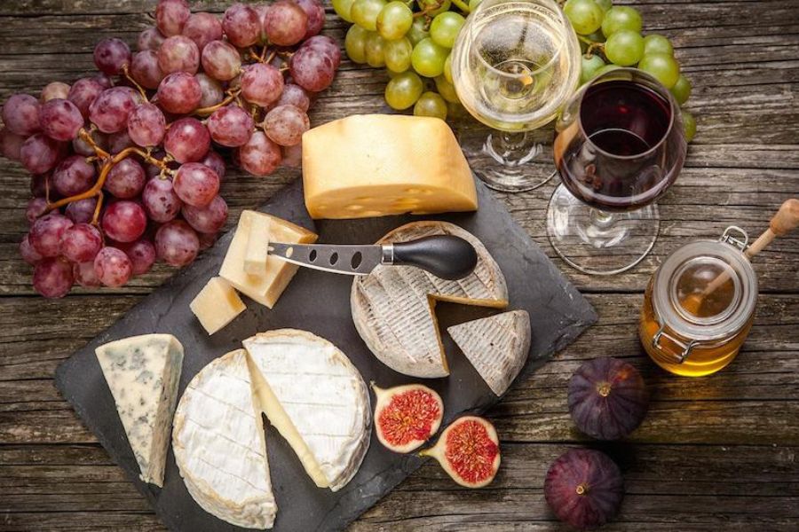 O vinho Malbec é perfeito para desfrutar com uma tábua de queijos